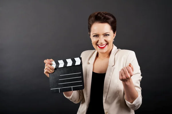 Mujer con película aplaudir sobre fondo negro — Foto de Stock