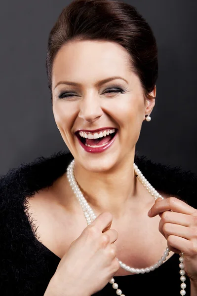 Retrato de chica de moda con accesorios de lujo y gran sonrisa —  Fotos de Stock