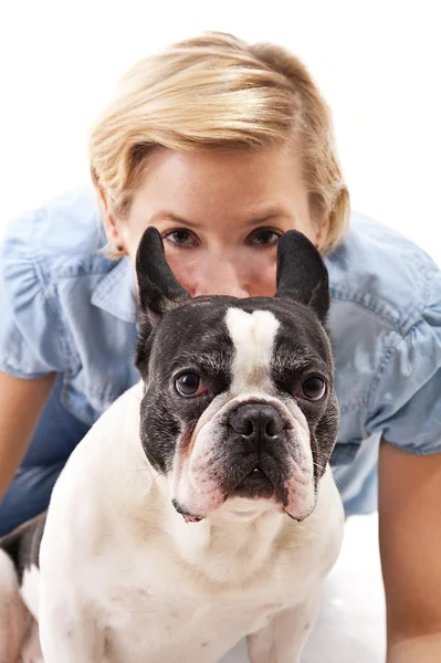 Kvinna med hennes hund över vit bakgrund — Stockfoto