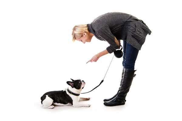 Mujer con su perro atado sobre fondo blanco — Foto de Stock