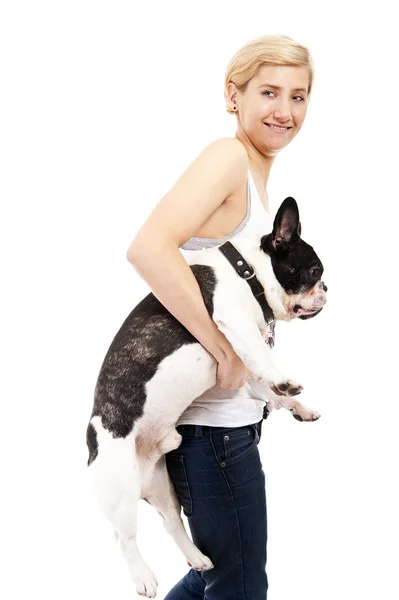 Mulher segurando cão sobre fundo branco — Fotografia de Stock