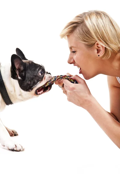 Mulher com seu cão brincando — Fotografia de Stock