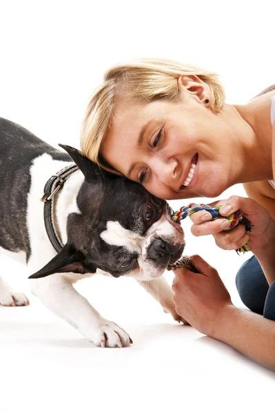 Kvinna med hennes hund som spelar — Stockfoto