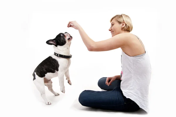 Kvinna med hennes hund som spelar — Stockfoto