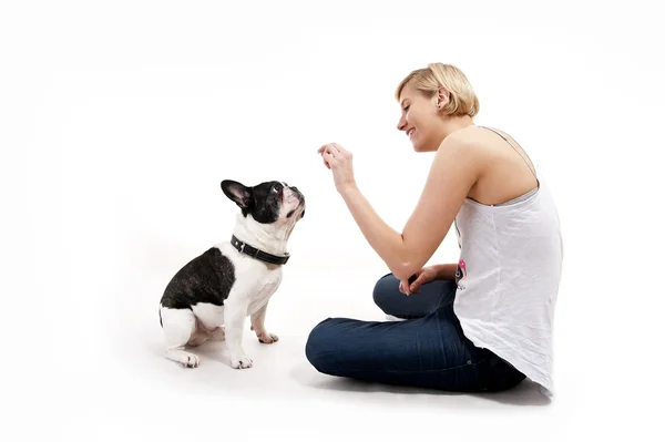 Mulher com seu cão brincando — Fotografia de Stock