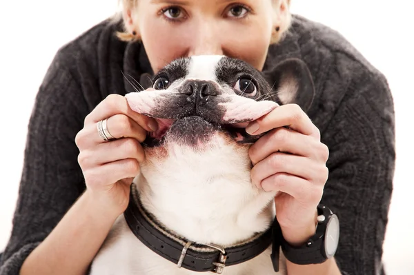 Kvinna med hennes hund som spelar — Stockfoto