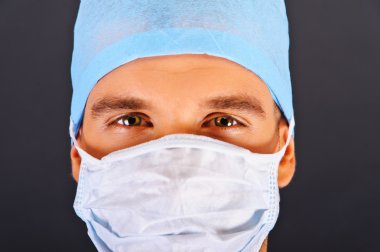 mavi gömlekli koyu arka plan üzerine doktor