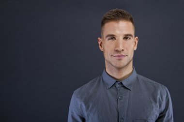 siyah zemin üzerine mavi tişörtlü adam