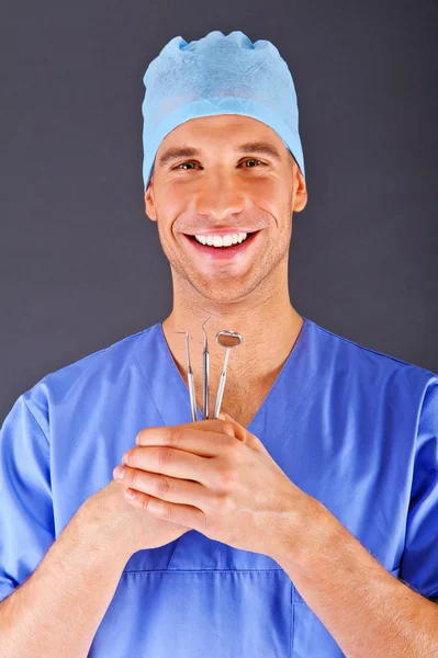 Médico dentista sobre fundo escuro — Fotografia de Stock