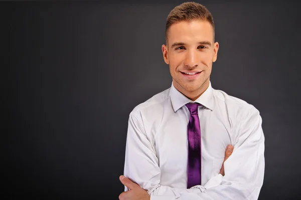 Hombre con corbata púrpura sobre fondo oscuro —  Fotos de Stock