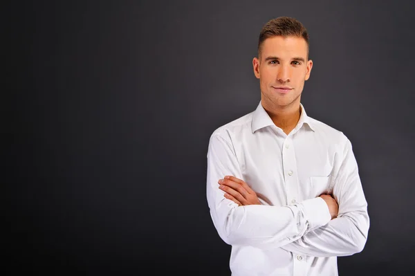 Homme avec chemise blanche sur fond sombre — Photo