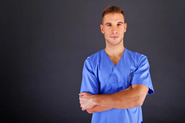 Médico dentista sobre fundo escuro — Fotografia de Stock