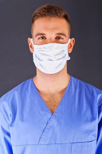 Doctor sobre fondo oscuro en camisa azul —  Fotos de Stock