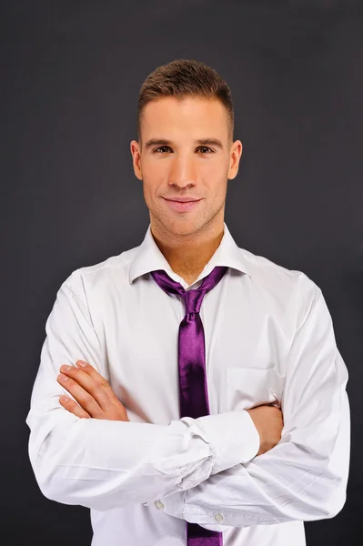 Hombre con corbata púrpura sobre fondo oscuro — Foto de Stock