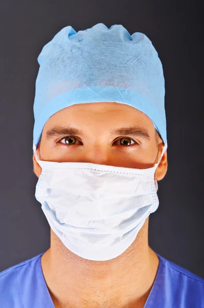 Doctor sobre fondo oscuro en camisa azul —  Fotos de Stock