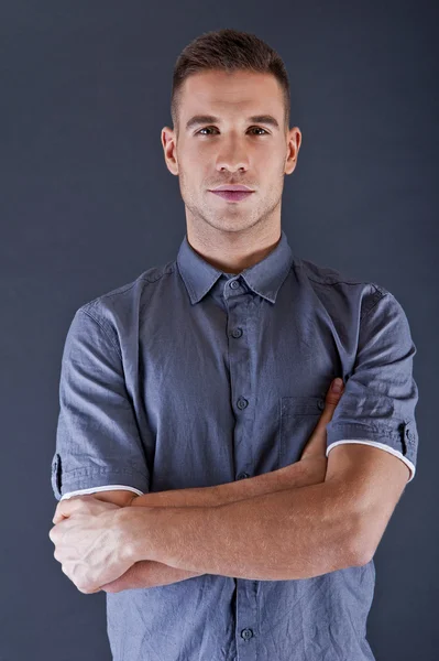 Hombre de camisa azul sobre fondo negro — Foto de Stock