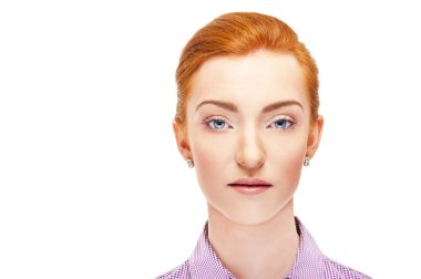 Beyaz arka plan, kırmızı saçlı kadın yüzüne