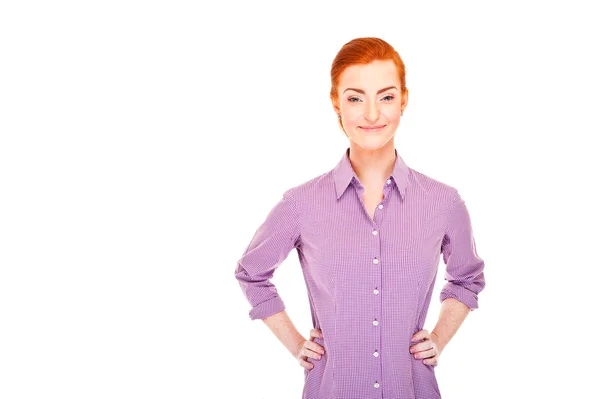 Женщина на белом фоне с рыжими волосами — стоковое фото