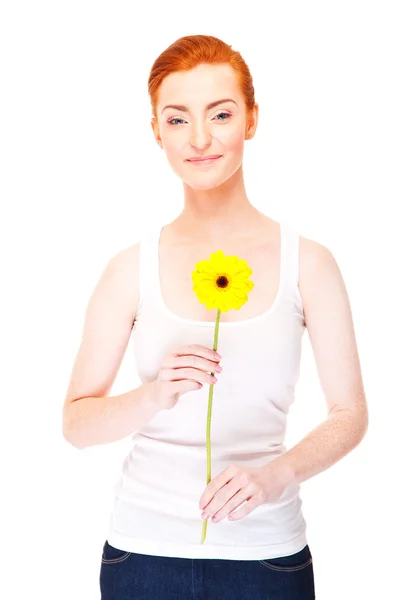 Mujer con flor amarilla cerca de su cara sobre fondo blanco — Foto de Stock