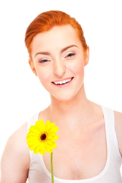 Mujer con flor amarilla cerca de su cara sobre fondo blanco — Foto de Stock