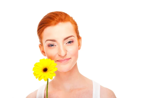 Mujer con flor amarilla cerca de su cara sobre fondo blanco —  Fotos de Stock