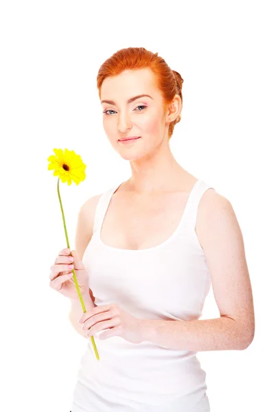 Mujer con flor amarilla cerca de su cara sobre fondo blanco — Foto de Stock