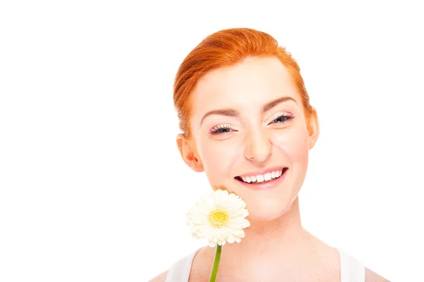 Mujer con flor blanca cerca de su cara sobre fondo blanco — Foto de Stock