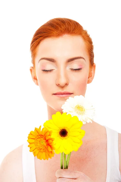 Frau mit Blumen und geschlossenen Augen — Stockfoto