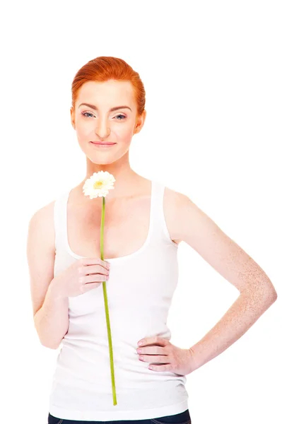 Žena s oranžovou květinou poblíž její tvář na bílém pozadí — Stock fotografie