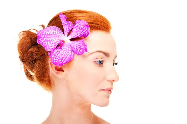 Mujer con flor en el pelo rojo — Foto de Stock