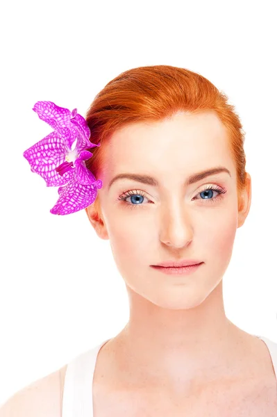 Mujer con flor en el pelo rojo — Foto de Stock