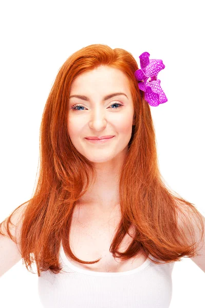 Donna con fiore tra i capelli rossi — Foto Stock