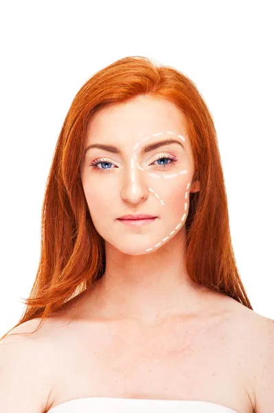 Mujer atractiva caucásica cuya cara está marcada con líneas — Foto de Stock