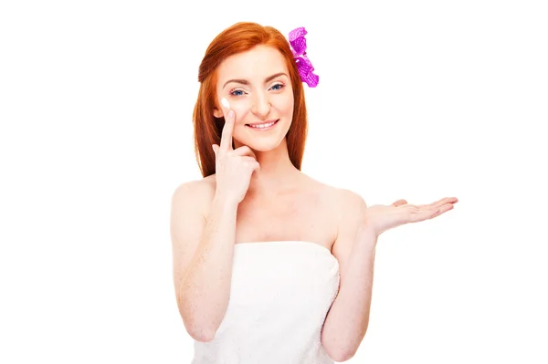 Kvinna i handduk leende hålla något i handen — Stockfoto