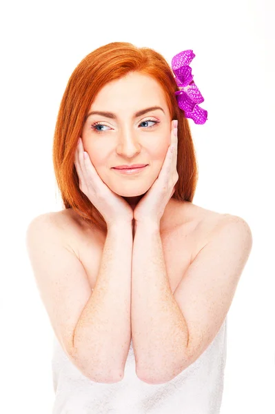 Vrouw in batrobe met bloem in haar — Stockfoto