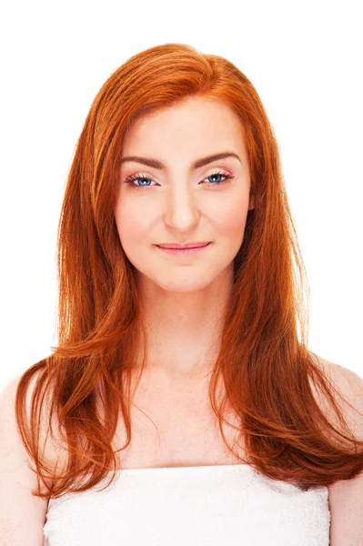 Женщина в полотенце с рыжими волосами на белом фоне — стоковое фото