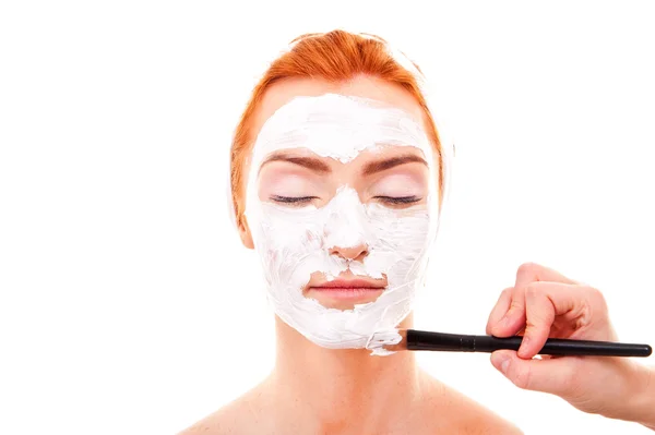 Mulher bonita com máscara facial no salão de beleza — Fotografia de Stock