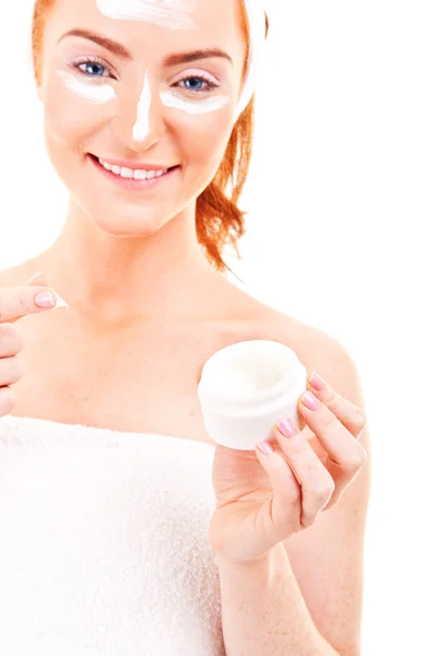 Crema viso donna applicare la crema per la pelle sotto gli occhi — Foto Stock