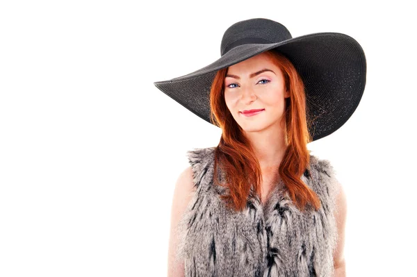 Photo de belle femme sur un chapeau de mode noir. Portrait studio — Photo