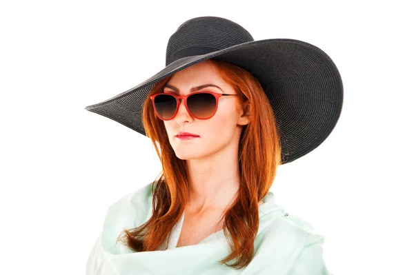 Retrato de mujer elegante atractiva en sombrero negro — Foto de Stock