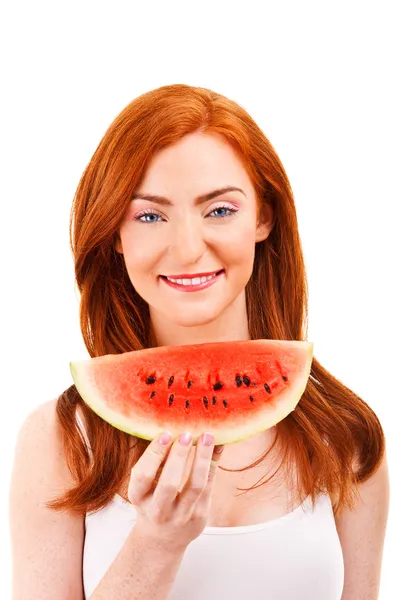 Alegre cabelo vermelho jovem mulher segurando melancia — Fotografia de Stock