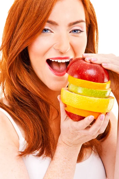 Fruta suculenta Um close-up do rosto de uma senhora bonita com um fresco — Fotografia de Stock