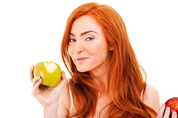 Mulher de cabelo vermelho comer maçã verde no branco — Fotografia de Stock