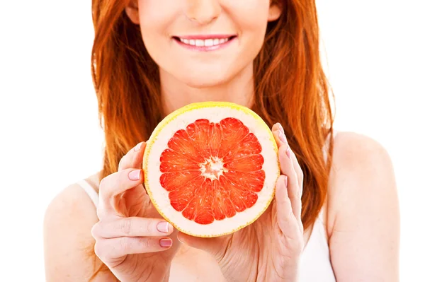 Fruta jugosa Un primer plano de la cara de una hermosa dama con un fresco — Foto de Stock