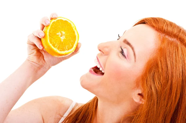 Mujer pelirroja joven con naranjas en las manos — Foto de Stock