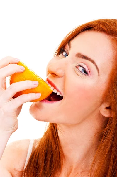 Mujer pelirroja joven con naranjas en las manos — Foto de Stock