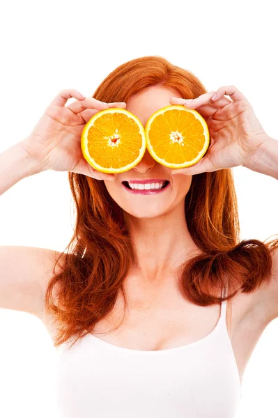 Joven mujer alegre con naranjas en sus manos — Foto de Stock