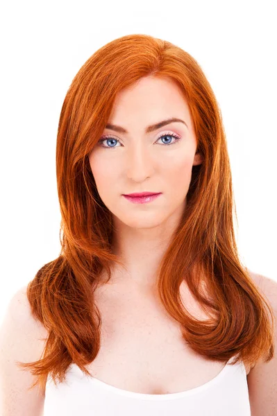 Attraktiv kvinna i rött hår över vit bakgrund — Stockfoto