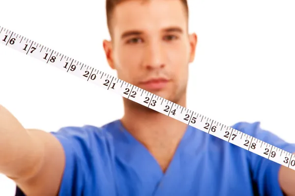 Cirurgião com centímetros sobre fundo branco — Fotografia de Stock