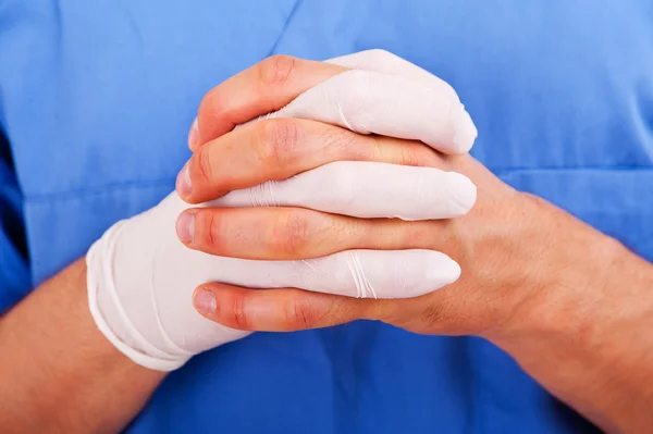 Médico poniendo guantes —  Fotos de Stock